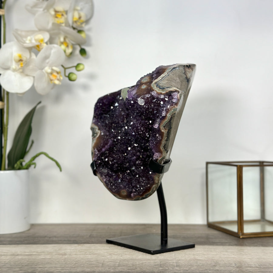Amethyst-Kristall mit plastischer Kalzitformation und klarer Kristallstruktur