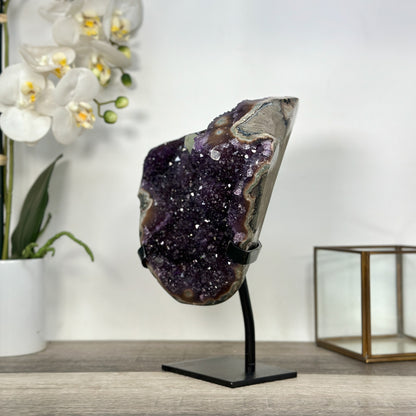 Amethyst-Kristall mit plastischer Kalzitformation und klarer Kristallstruktur