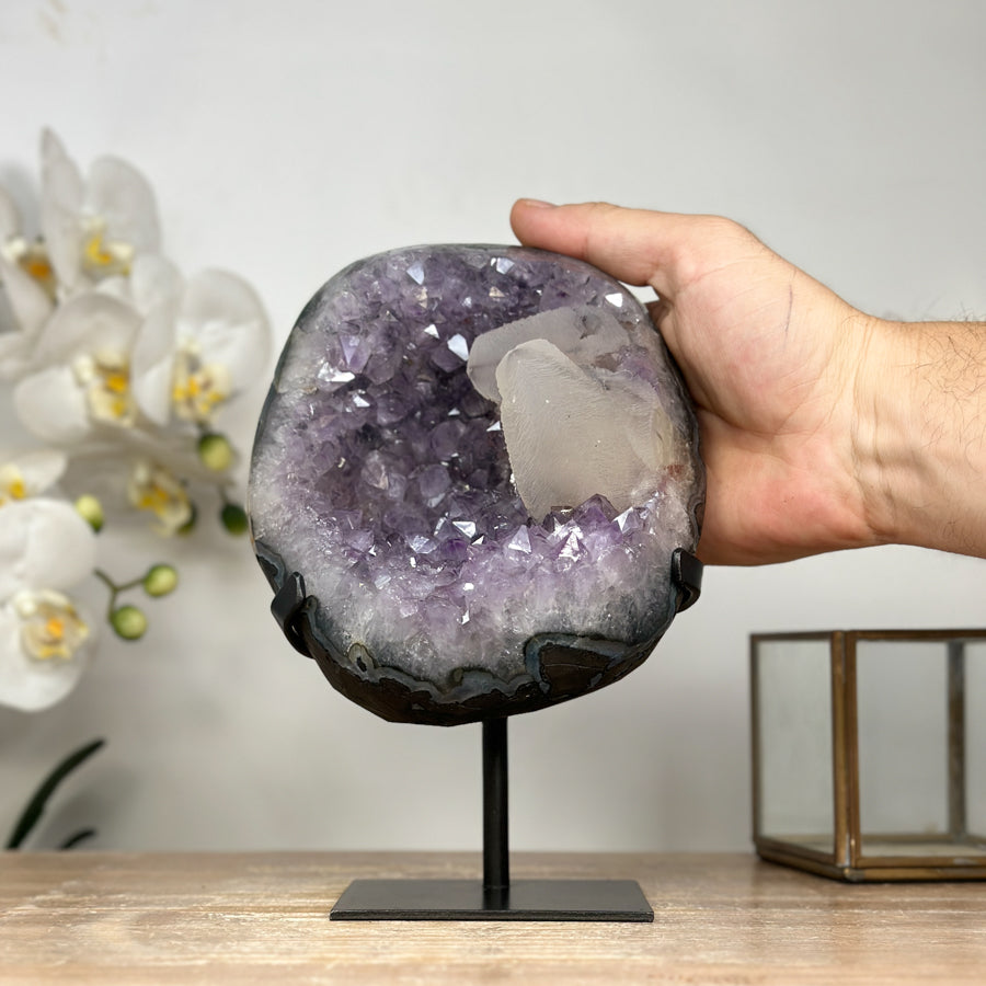 Amethyst-Geode mit individuell gewachsener Kalzit-Formation