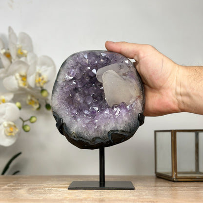 Amethyst-Geode mit individuell gewachsener Kalzit-Formation