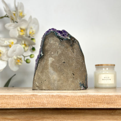 Amethyst-Druse mit intensiv tiefvioletter Kristallstruktur