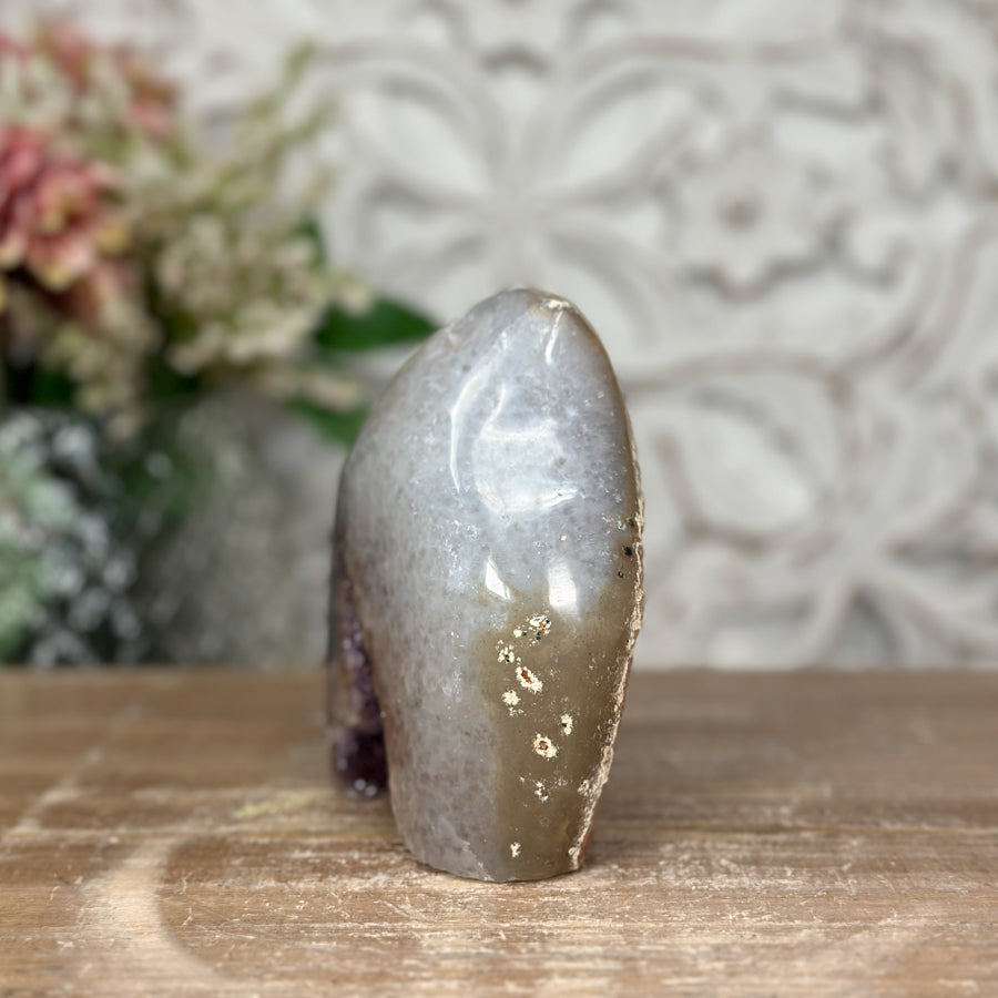 Amethyst-Quarz-Geoden-Flammenskulptur mit lebendig schimmernder Kristallfläche