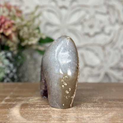 Amethyst-Quarz-Geoden-Flammenskulptur mit lebendig schimmernder Kristallfläche