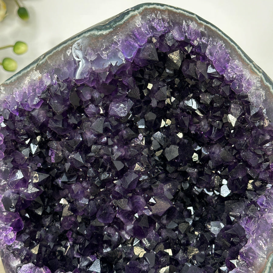 Amethyst-Geode mit dicht gewachsener Kristallstruktur