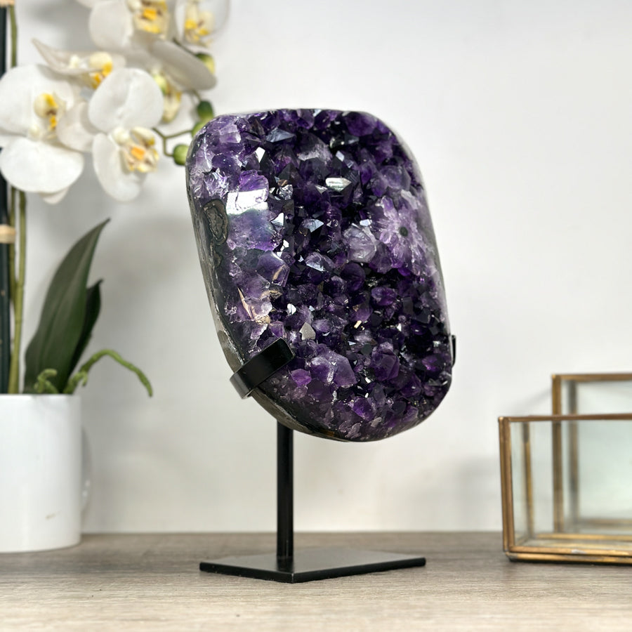 Amethyst-Kristallcluster mit gleichmäßig gewachsener Spitzenzone, in ausgewählter Spitzenqualität