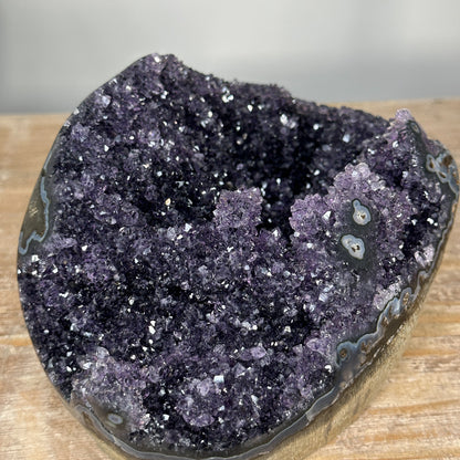 Amethyst-Geode mit dicht verwachsener Kristallstruktur