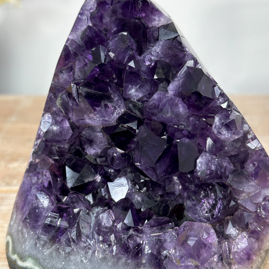 Amethyst-Kathedrale mit großformatigen, tiefvioletten Kristallspitzen, in ausgewählter Spitzenqualität