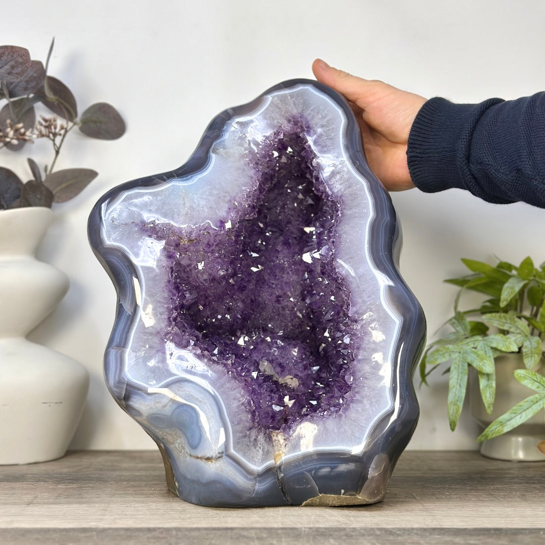Amethyst-Geode groß mit fließender Kristallform und blauer Achat-Bänderung
