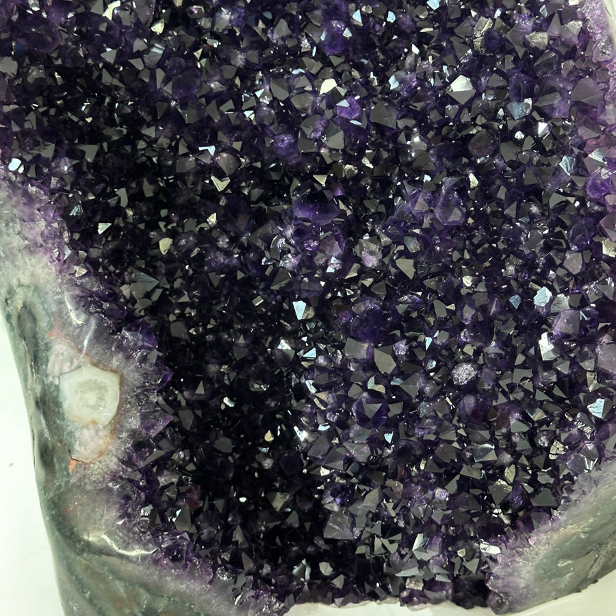 Amethyst-Kathedrale groß mit imposant geöffneter, violetter Kristallkammer