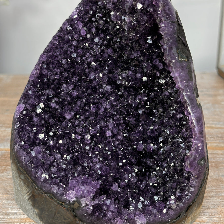 Amethyst-Druse mit tiefvioletter Kristallstruktur und prägnanter Kristallausbildung