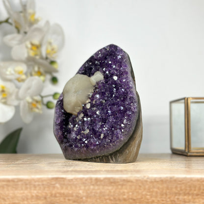 Amethyst-Kristall mit klar ausgeprägter weißer Kalzitformation