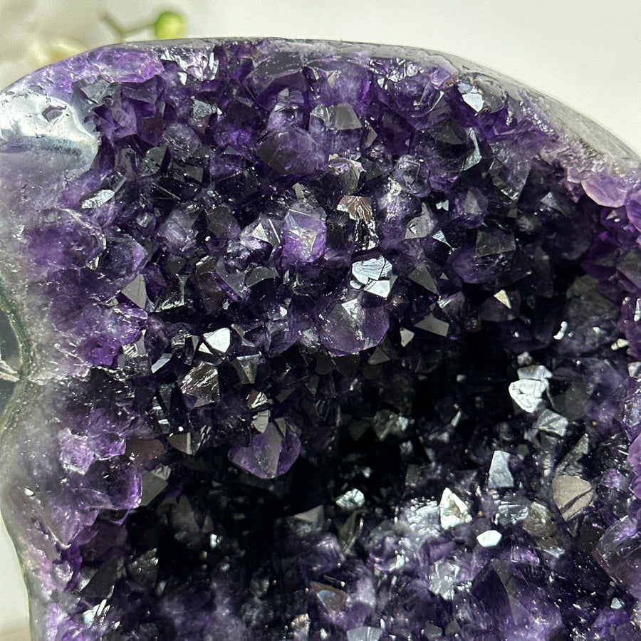 Amethyst-Geode groß mit symmetrisch ausgebildeter Kammer