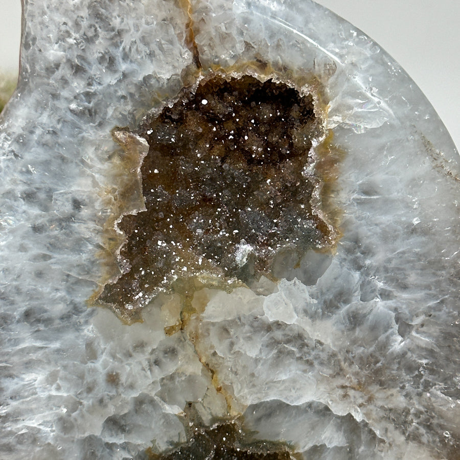 Zuckerquarz-Druzy-Flammenskulptur mit fein funkelnder, drusiger Oberfläche