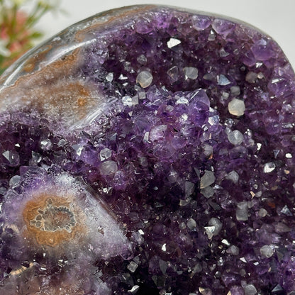 Amethyst-Geode mit eingewachsenen Kalzitkristallen und strukturreicher Kristallkammer