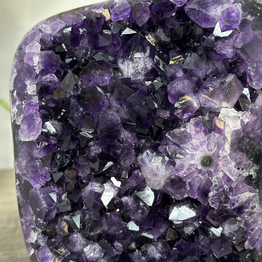 Amethyst-Kristallcluster mit gleichmäßig gewachsener Spitzenzone, in ausgewählter Spitzenqualität