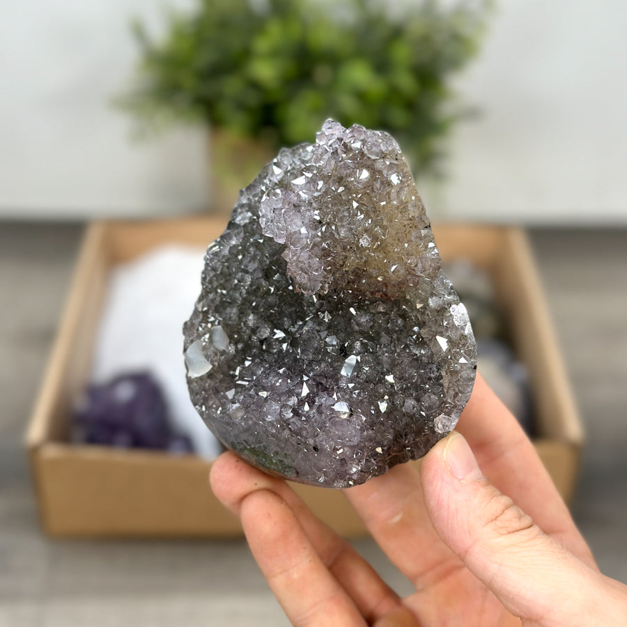 Mineralien-Ensemble mit kompakter Formation und feiner Kristallstruktur