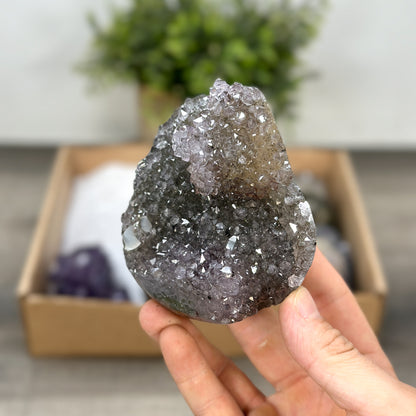 Mineralien-Ensemble mit kompakter Formation und feiner Kristallstruktur