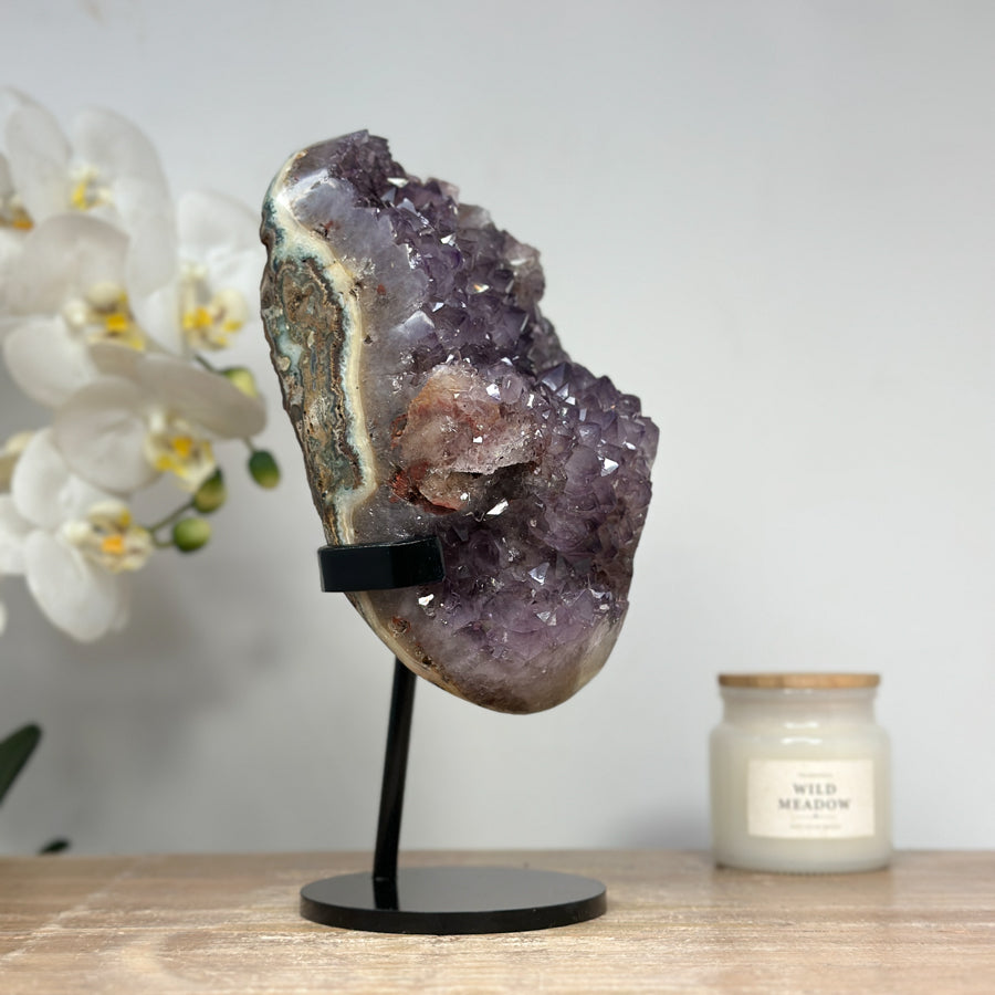 Amethyst-Cluster mit markanter Kalzitbildung