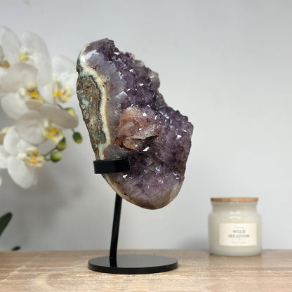 Amethyst-Cluster mit markanter Kalzitbildung