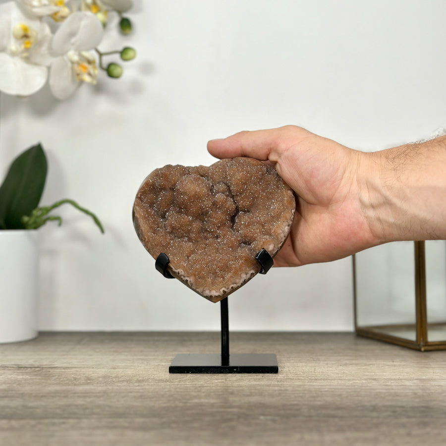 Quarz-Druzy-Herzskulptur mit orangefarbener, glitzernder Kristalloberfläche