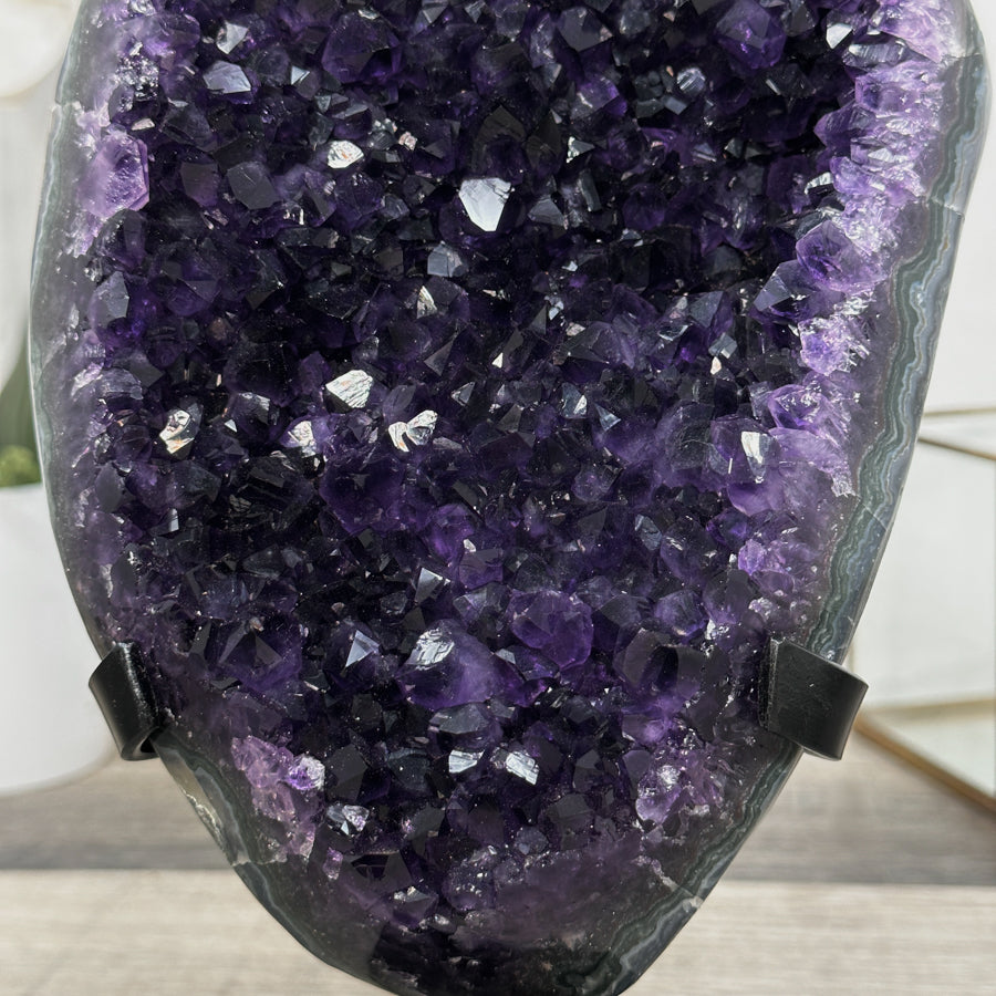 Amethyst-Kristallcluster mit tief gesättigter, violetter Farbzone