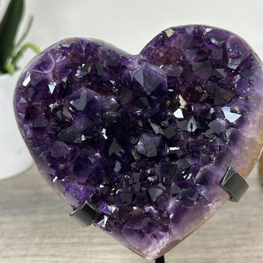 Amethyst-Herzskulptur mit natürlicher Kristallstruktur