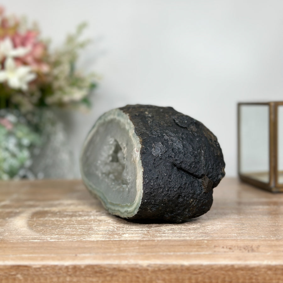 Quarz-Jaspis-Geode mit grün gebänderter, kontrastreicher Gesteinsmatrix