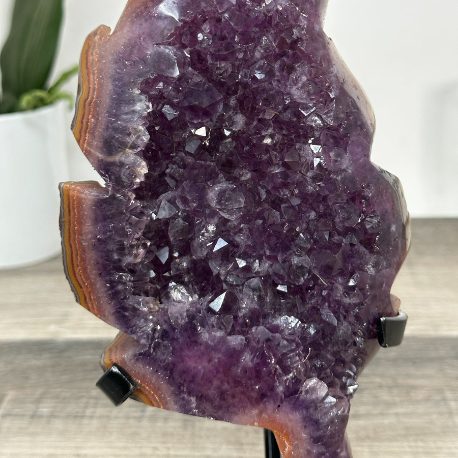 Amethyst-Blatt mit organischer Formgebung und Jaspis-Struktur