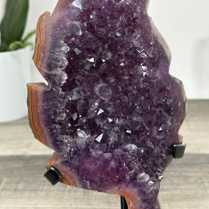 Amethyst-Blatt mit organischer Formgebung und Jaspis-Struktur