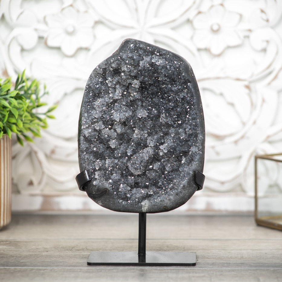 Graue Quarz-Geode mit dichter Stalaktitenstruktur, in hochwertiger Naturqualität