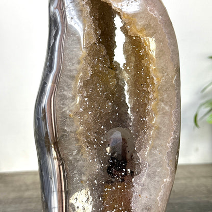 Quarz-Geode mit ausdrucksstarker architektonischer Struktur und Kalzitformation