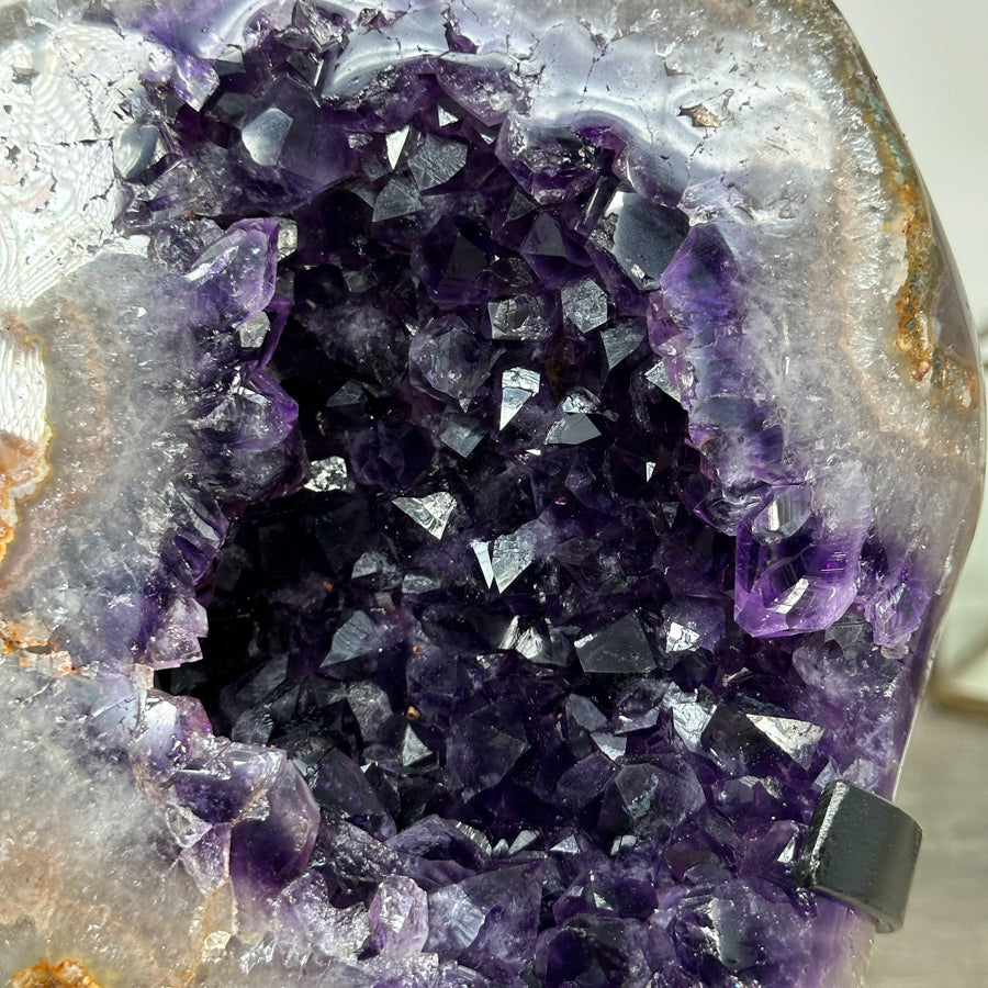 Amethyst-Geode mit intensiv tiefvioletter, glänzender Kristallzone