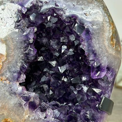 Amethyst-Geode mit intensiv tiefvioletter, glänzender Kristallzone