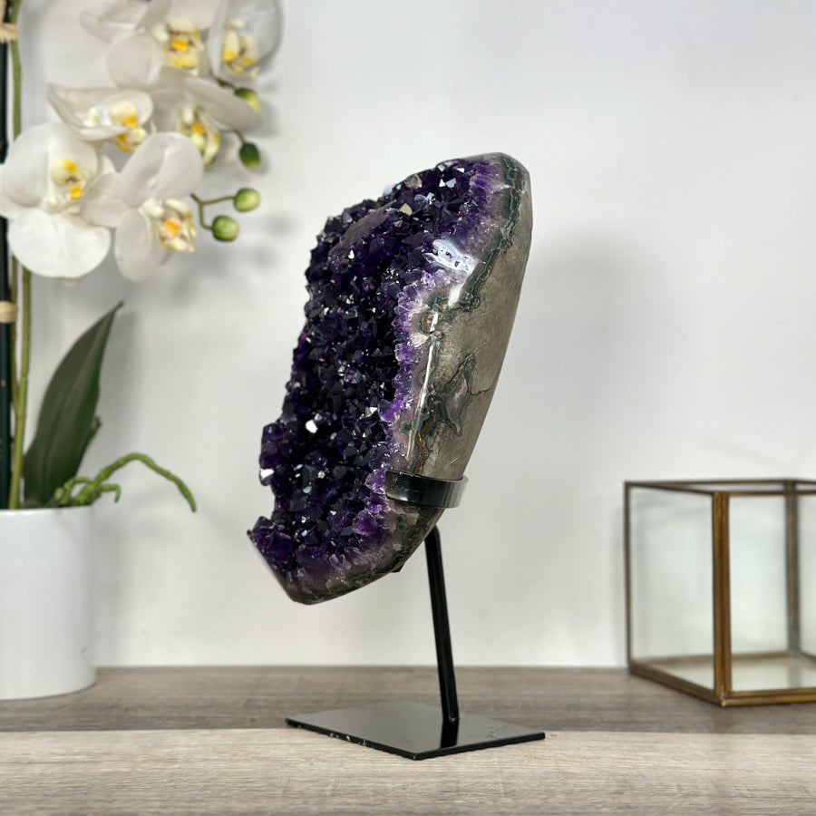 Amethyst-Cluster mit kompakt gewachsener, facettenreicher Kristallstruktur