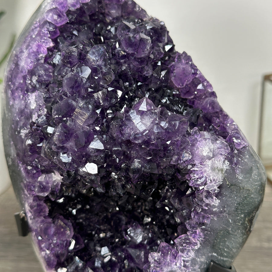 Amethyst-Geode mit weich verlaufender, violetter Innenstruktur