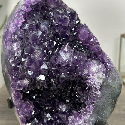 Amethyst-Geode mit weich verlaufender, violetter Innenstruktur