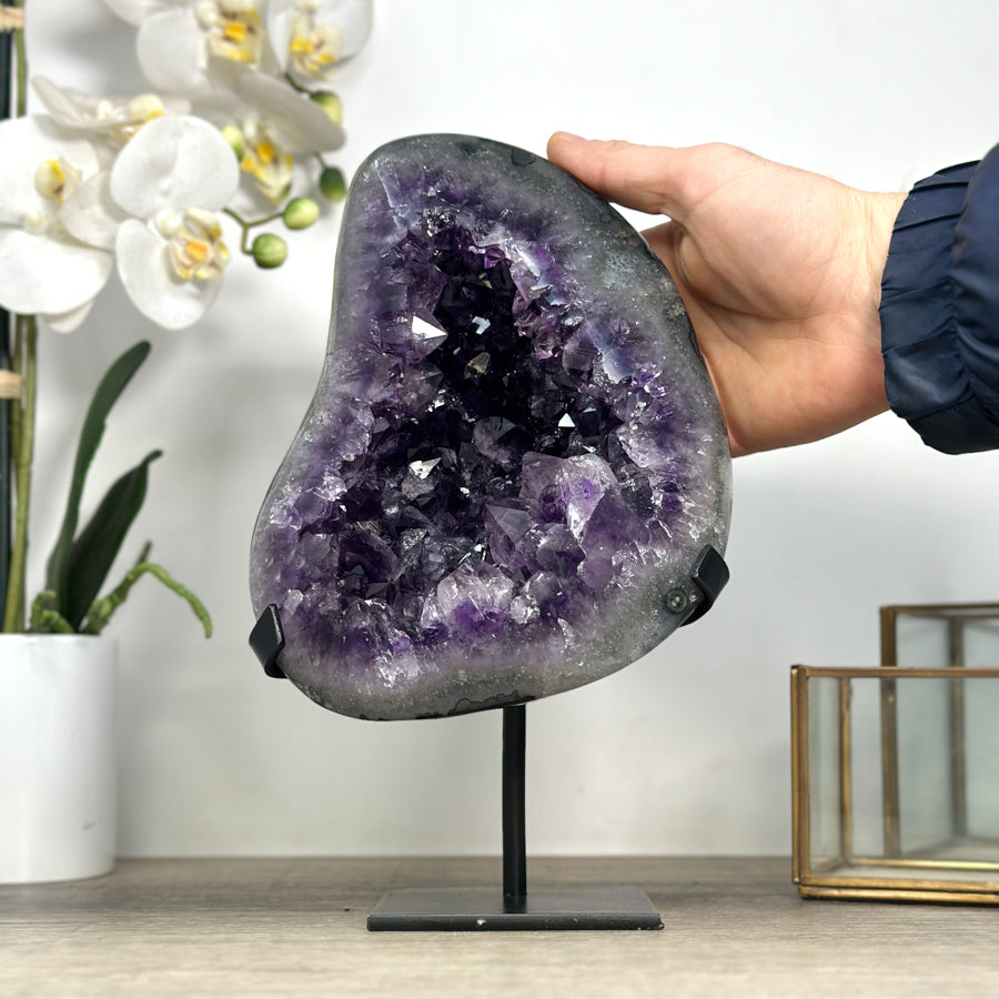 Amethyst-Geode groß mit weit geöffneter Kristallkammer