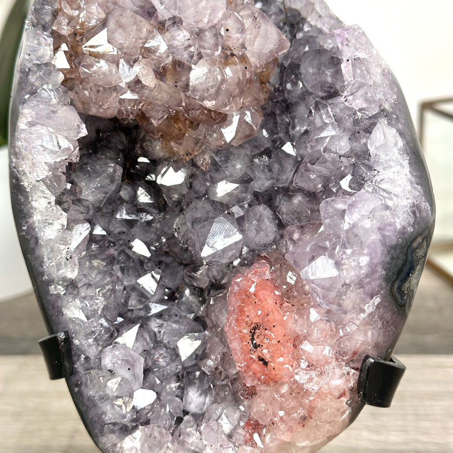 Amethyst-Kristallcluster mit zart rosigem, schimmerndem Glanz