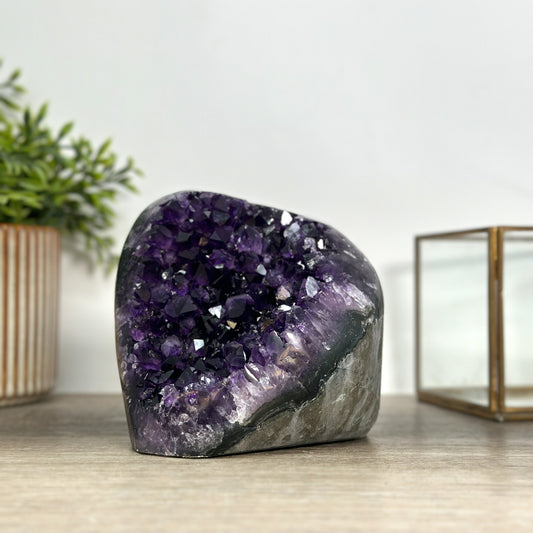 Amethyst-Druse mit tiefvioletter Kristallarchitektur, in hochwertiger Naturqualität