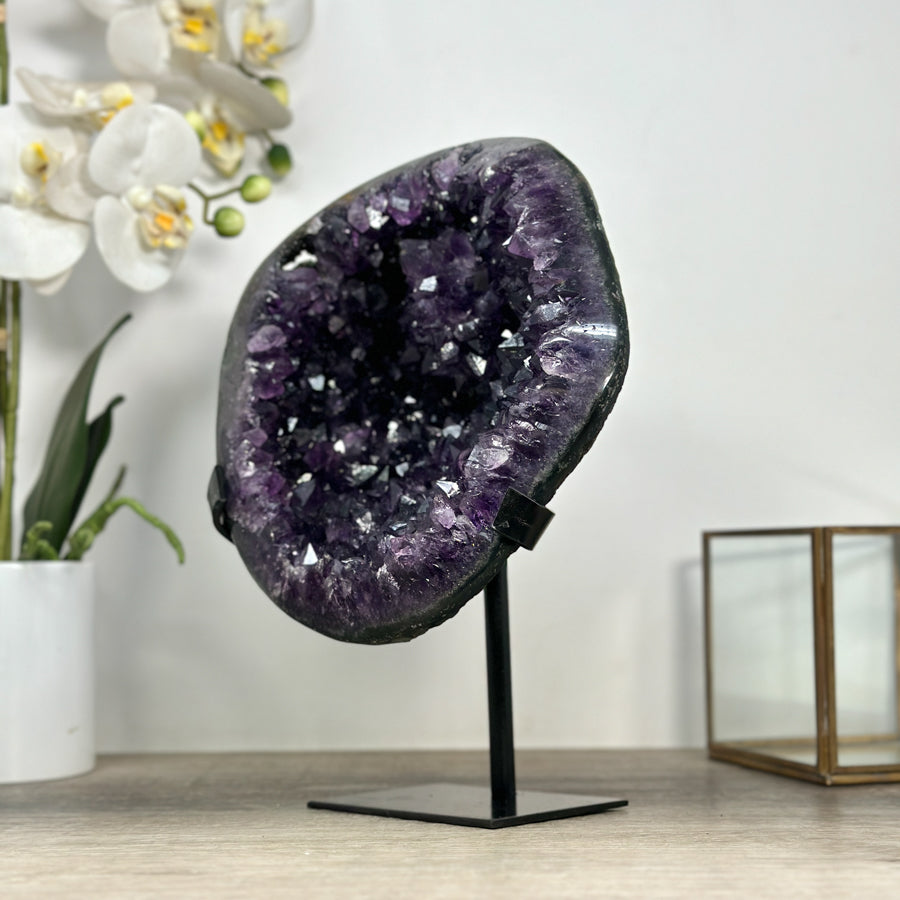 Amethyst-Geode mit groß gewachsener Kristallfläche