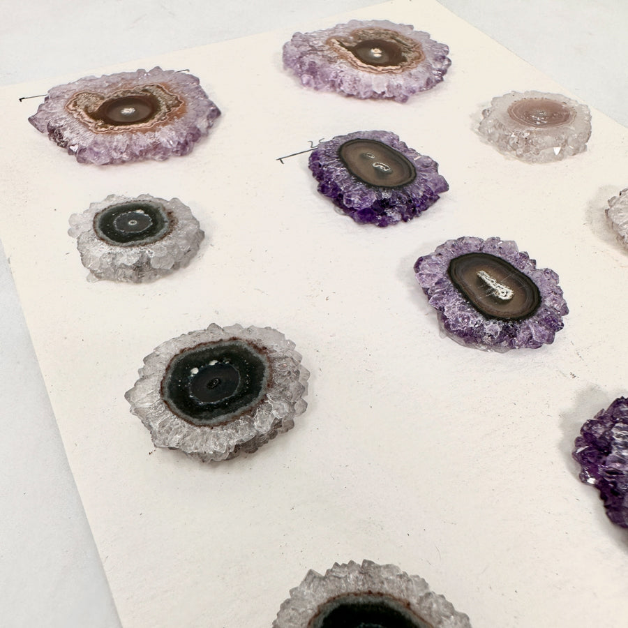 Amethyst-Quarz-Grünjaspis-Stalaktiten-Scheiben mit lebendiger Mineralstruktur