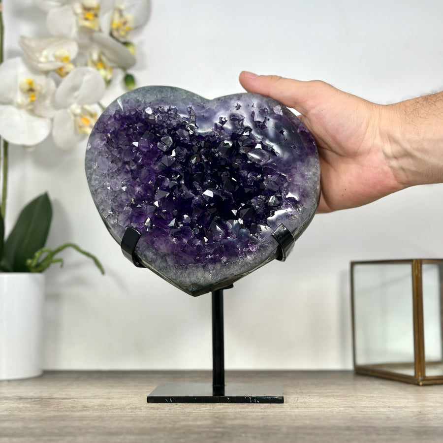 Amethyst-Herzskulptur groß mit großkristalliner, tiefvioletter Kristallbildung