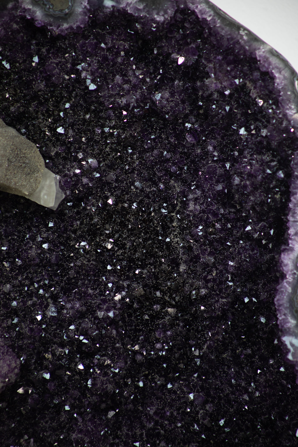 Amethyst-Geode XXL massiv mit zentraler Kalzitformation, in exklusiver Premiumqualität