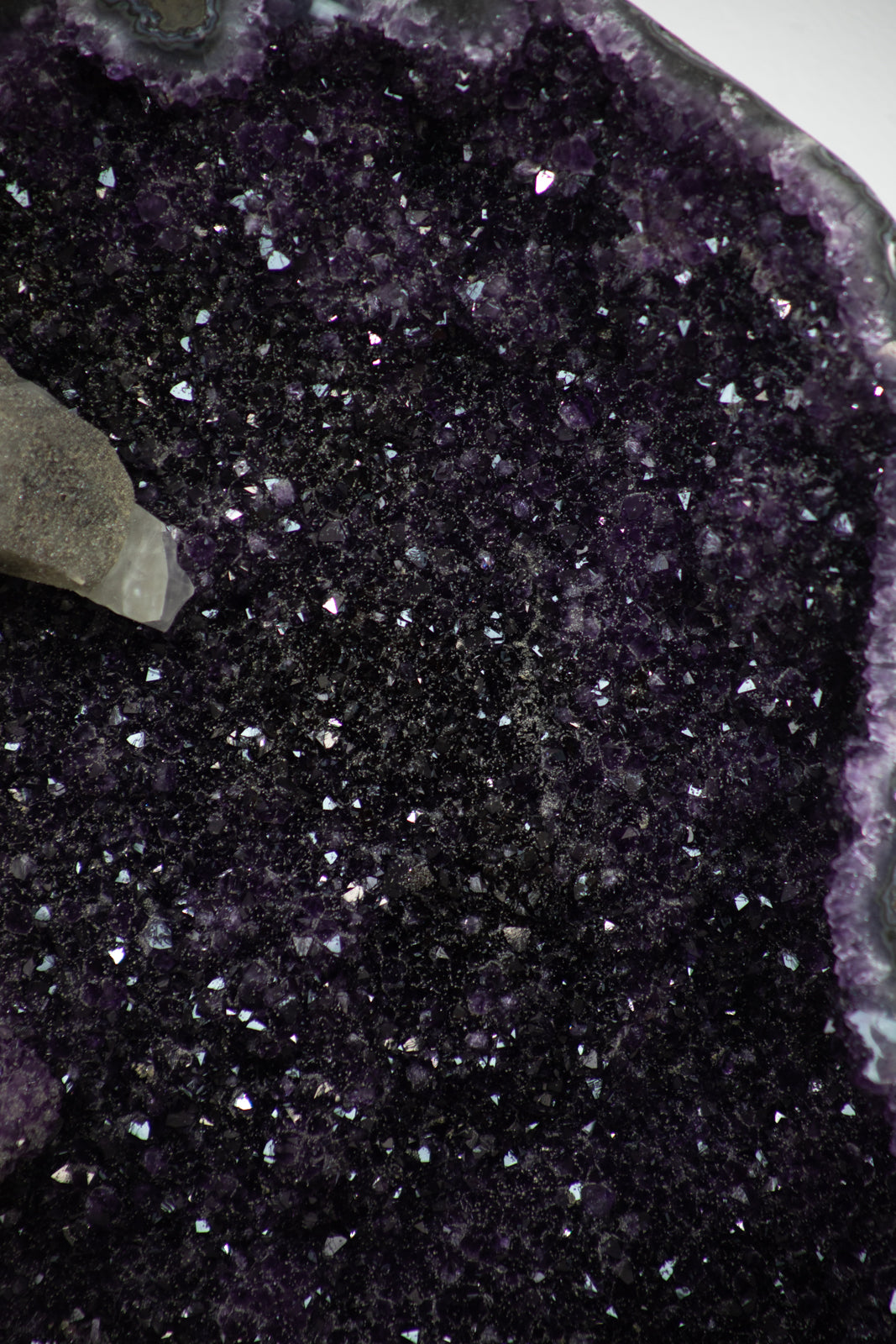 Amethyst-Geode XXL massiv mit zentraler Kalzitformation, in exklusiver Premiumqualität
