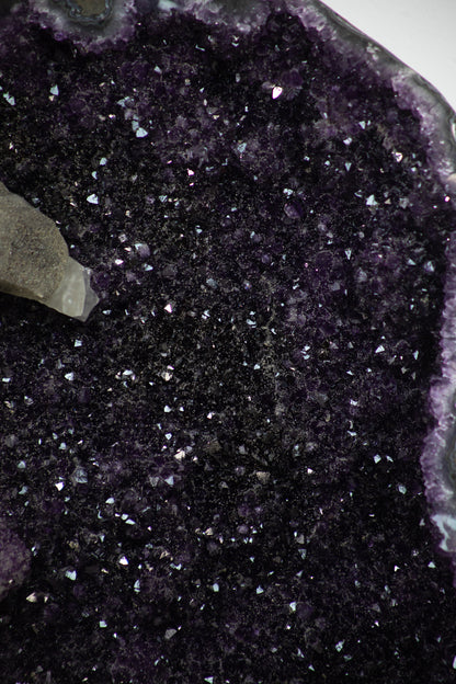 Amethyst-Geode XXL massiv mit zentraler Kalzitformation, in exklusiver Premiumqualität