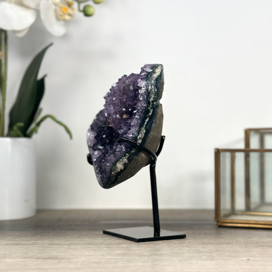 Amethyst-Kristallcluster mit gleichmäßig gewachsener Kristallstruktur