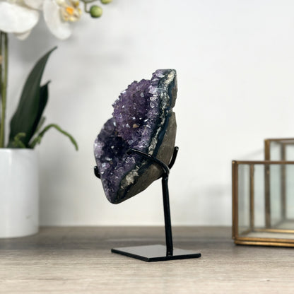 Amethyst-Kristallcluster mit gleichmäßig gewachsener Kristallstruktur