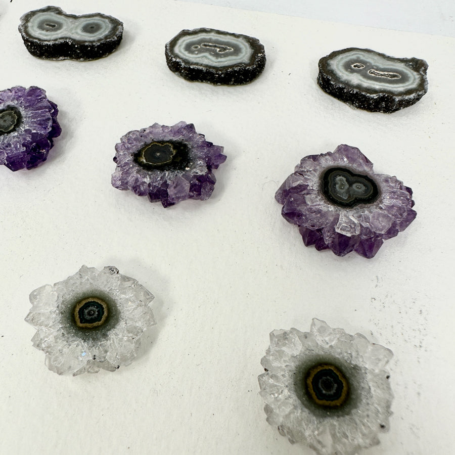 Amethyst-Grünjaspis-Stalaktiten-Scheiben mit farbintensiver Mineralstruktur