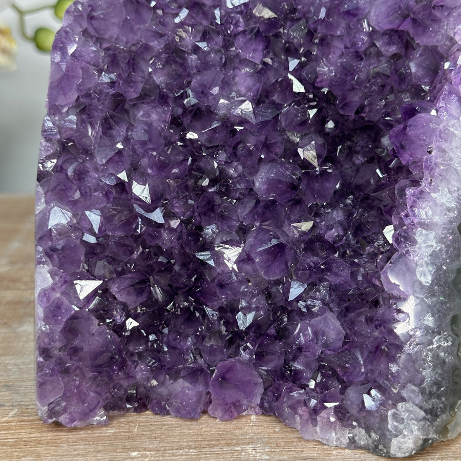 Amethyst-Druse mit skulptural gewachsener Kristallarchitektur
