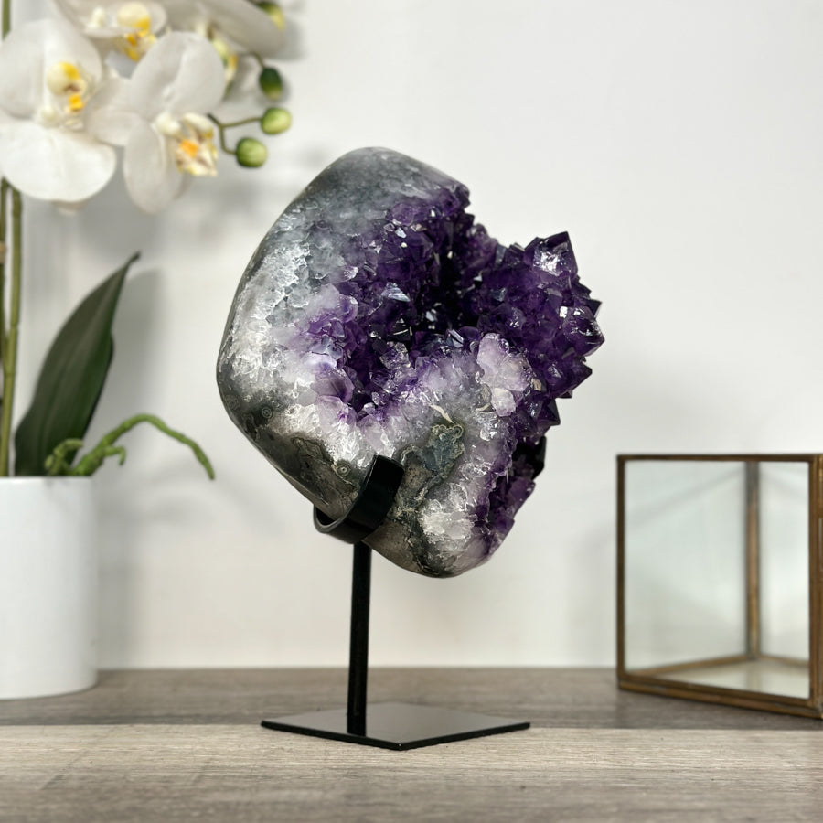 Amethyst-Geodencluster mit kontrastierender Quarz-Matrix